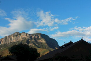 巍峨山峦下的古朴建筑