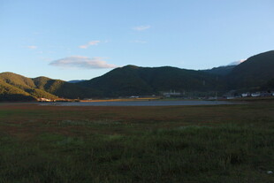 山间开阔草地与远处山峦