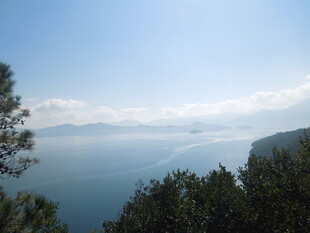 湖畔山林间的开阔湖景