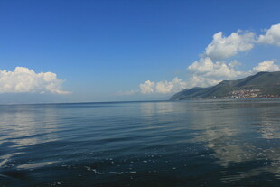 宁静海面与蓝天白云美景