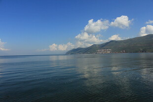 宁静湖面与远处山峦美景
