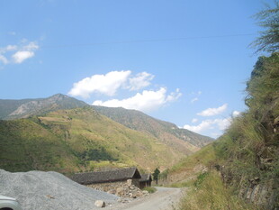 山间景色 蓝天白云伴山峦