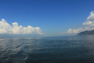 碧海蓝天的辽阔海景