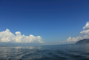 海上蓝天与白云美景