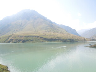青山绿水间的宁静湖泊