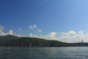 蓝天碧水间的湖山美景