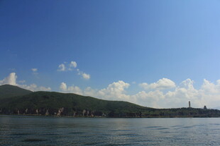 湖畔蓝天青山美景