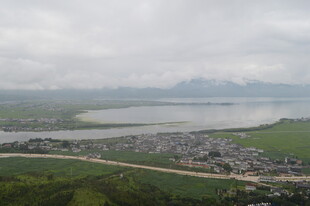 俯瞰乡村与湖泊美景