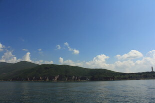 蓝天碧水间的山水景致