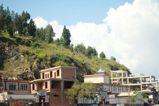 山间错落有致的建筑景观