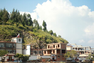 山坡上错落有致的民居