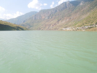 碧绿湖水与连绵山峦