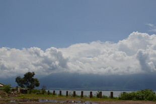 蓝天白云下的湖畔风景