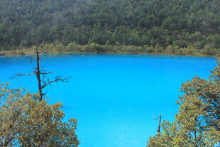 梦幻蓝湖 山林环绕美景