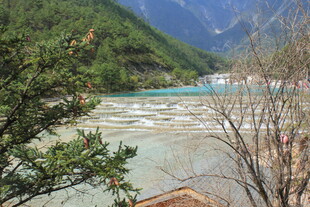 山间秀丽湖泊美景