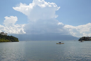 湖光山色中的悠然小船