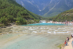 九寨沟美丽的五彩湖水景