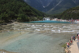 蓝白相间的美丽钙化池景观