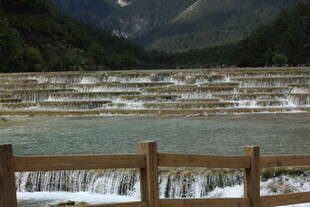 山间多彩钙化池景观