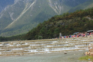 白水台美景 游人驻足观赏