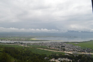 俯瞰云雾下的城镇与绿地