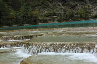山间流水潺潺的秀丽景致
