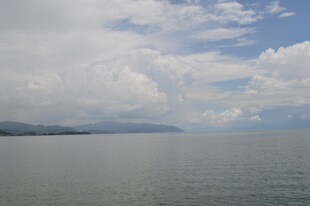 湖畔天空下的宁静水域