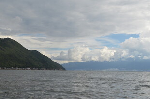 海上青山与蓝天白云