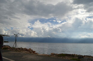 湖畔公路 云遮天光景色美