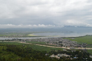 俯瞰山间城镇与广袤田野