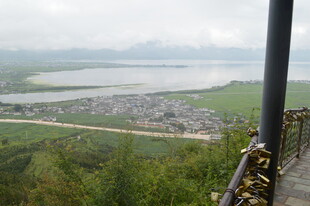 俯瞰山间湖泊与村落景色