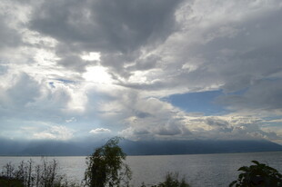 阳光穿透云层下的湖泊美景