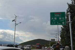 公路旁的风力发电机与路牌