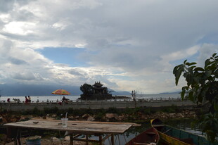 阴天城市屋顶与远处景观