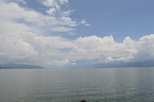 广阔湖面与蓝天白云美景