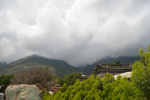 云雾缭绕的山间景致