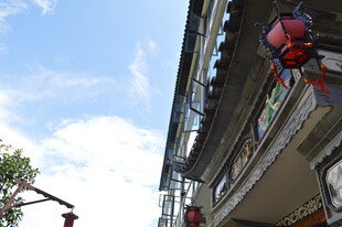 中式建筑挂红灯笼