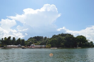 湖畔风光 蓝天白云绿树