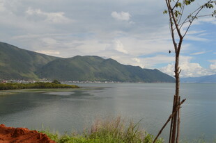 湖畔青山美景图