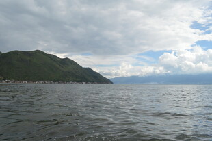 海上青山与多云天空