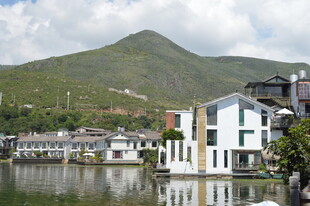 湖畔村落 青山下的宁静景致