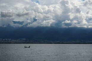 湖面上的孤舟与厚重云层