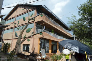 地震后受损的多层居民建筑