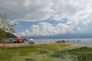湖畔风光 游人漫步赏景