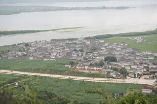 俯瞰河边村落景观