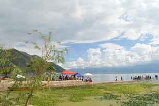 湖畔风光 多彩帐篷点缀美景