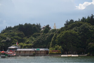 湖畔山林间的静谧景致