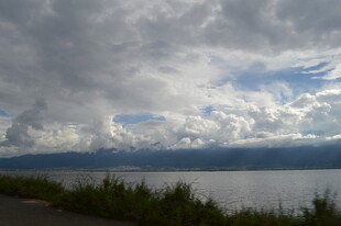 湖畔乌云密布的自然景致