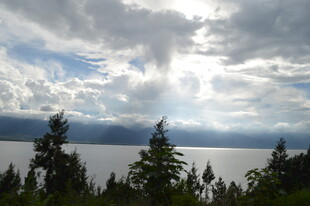 湖畔云景 阳光穿透云层