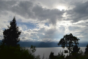 湖畔云景 自然静谧之美